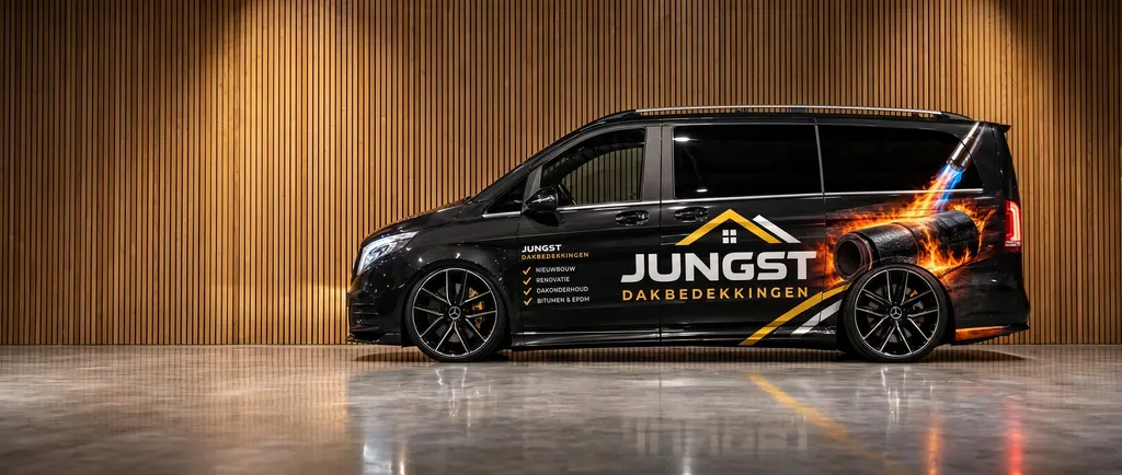 De zwarte bedrijfsbus van Jungst Dakbedekkingen met gouden logo en een bitumenrol in vuur